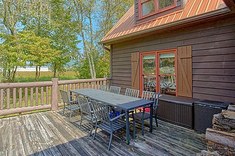 4 bedroom cabin rental with picnic tables - Cove Mountain Lodge