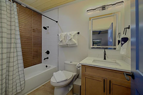 Private Master Bath in downtown Gatlinburg cabin - Downtown Gatlinburg Cabin