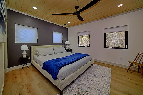 6 bedroom Gatlinburg cabin with king bedroom - Downtown Gatlinburg Cabin