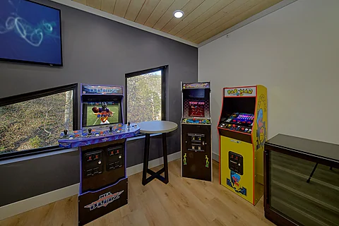 Game room with arcade games in 6 bedroom cabin - Downtown Gatlinburg Cabin