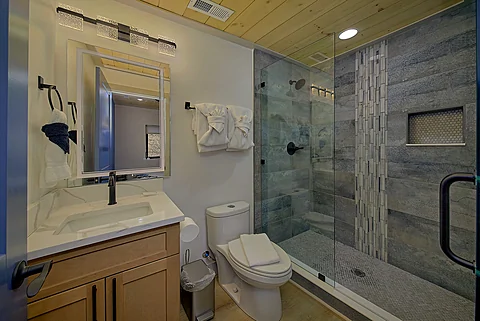 6 and a half baths in Gatlinburg luxury cabin - Downtown Gatlinburg Cabin