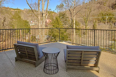 Premium Gatlinburg cabin with wooded views - Downtown Gatlinburg Cabin