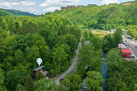 Cabin in Gatlinburg with river view - Downtown Gatlinburg Cabin
