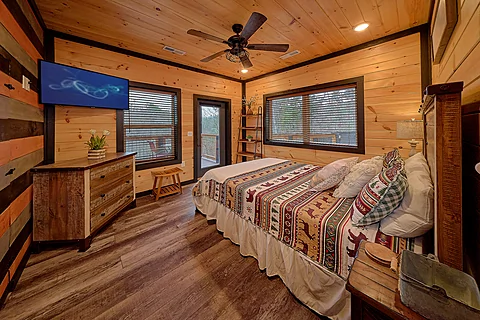 Queen Bedroom with TV Sleeps 8 - Fiesta Hills Hideaway