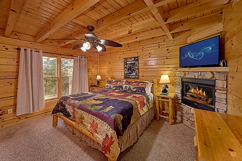 Master bedroom with fireplace in 3 bedroom cabin - Fun Zone