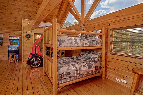 3 bedroom cabin with full size bunk beds for 4  - Fun Zone
