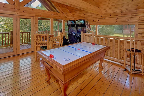 Air Hockey and pool table in 3 bedroom rental - Fun Zone