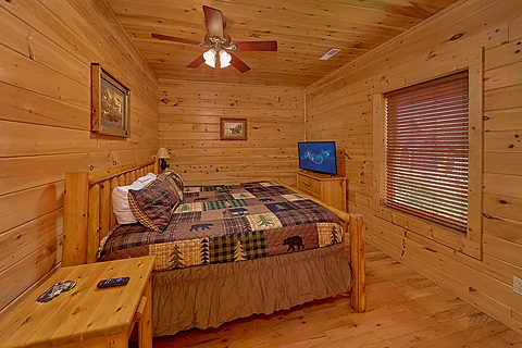 Main level Master Bedroom in cabin rental - Fun Zone