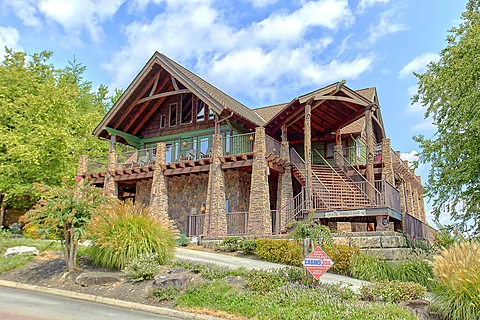 Luxurious 4 bedroom cabin rental with views - Grouse Ridge Lodge
