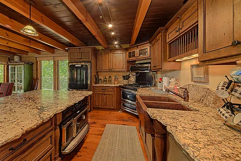 Luxury 4 bedroom cabin fully stocked kitchen - Grouse Ridge Lodge
