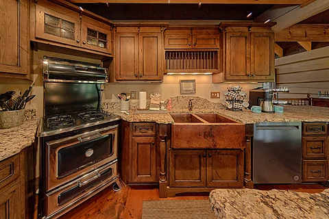 Spacious kitchen in luxurious 4 bedroom rental - Grouse Ridge Lodge