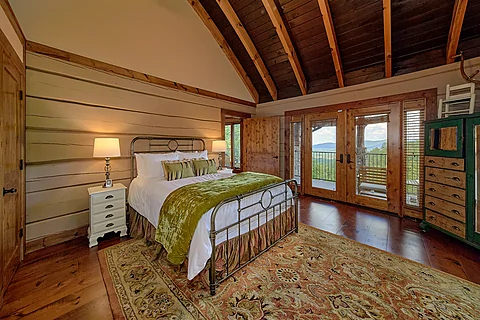 Master Bedroom with king bed in 4 bedroom cabin - Grouse Ridge Lodge