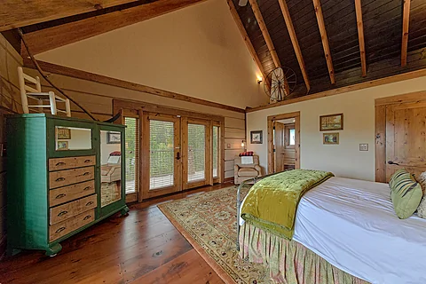 4 bedroom cabin Master bedroom with private bath - Grouse Ridge Lodge