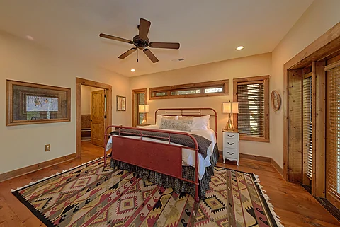Cabin rental with 2 king beds and 2 queen beds - Grouse Ridge Lodge