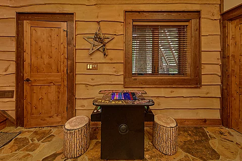 4 bedroom cabin game room with arcade games - Grouse Ridge Lodge