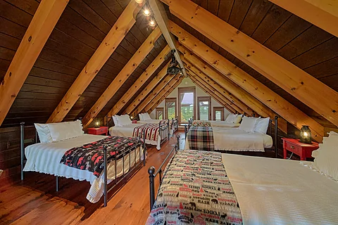4 bedroom cabin with spacious loft bedroom - Grouse Ridge Lodge