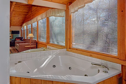 Master Bedroom with Jacuzzi - Hearts Desire