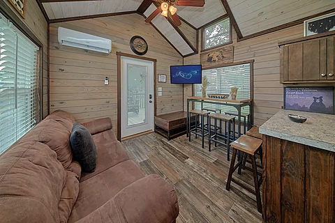 Living Room with TV and WiFi - Hillbilly Bear