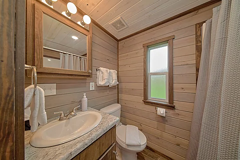 Smoky Mountain One Bedroom Cabin Sleeps 6 - Hillbilly Bear