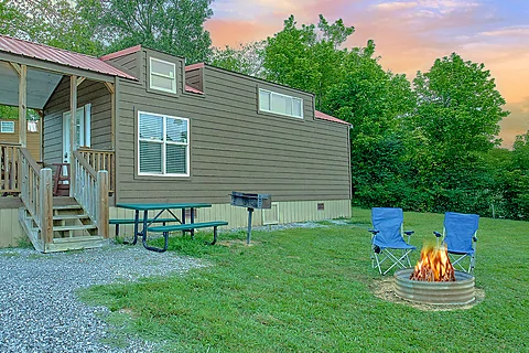 1 Bedroom Cabin with Fire Pit Sleeps 6 - Hillbilly Bear