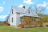 3 Bedroom Farmhouse in Sevierville Sleeps 8