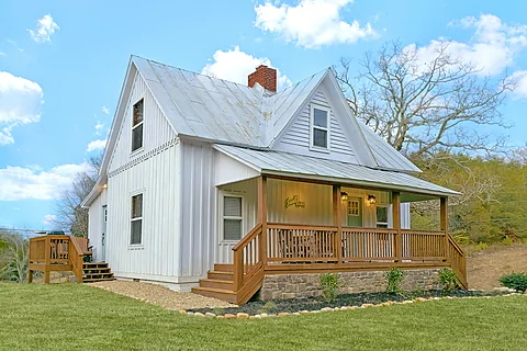 3 Bedroom Farmhouse in Sevierville Sleeps 8 - Jewell's Place