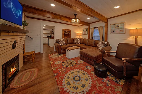 3 Bedroom Vacation Home with Electric Fireplace - Jewell's Place