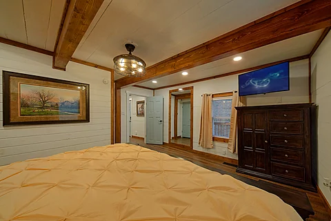 Spacious King Bedroom with Cable TV and WiFi - Jewell's Place