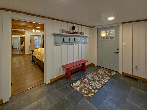 Smoky Mountain Farmhouse Sleeps 6 - Jewell's Place