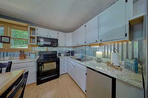 Two Bedroom Cabin with Full Kitchen - Lakefront Serenity