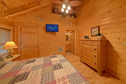 Spacious King Bedroom with Cable TV - Lookout Lodge