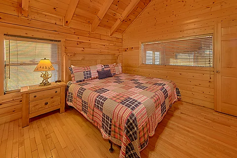 Large King Bedroom Sleeps 10 - Lookout Lodge