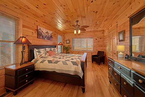 Large Master Suite with King Bed Sleeps 10 - Lookout Lodge