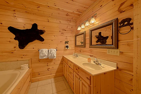 Large Bathroom with Jacuzzi and Walk-in Shower - Lookout Lodge