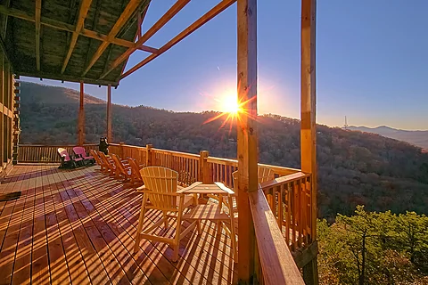 Luxury Four Bedroom Cabin with Mountain View - Lookout Lodge