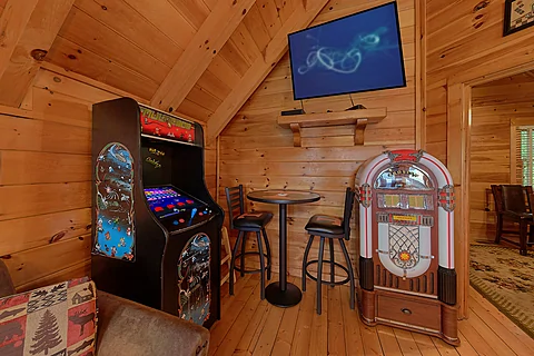 King bedroom with bath in 4 bedroom cabin rental - Million Dollar View