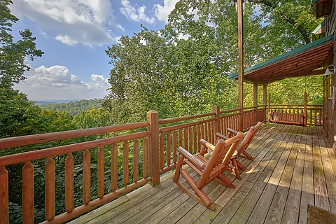 Rustic 4 bedroom cabin with mountain views - Mountain Bearadise