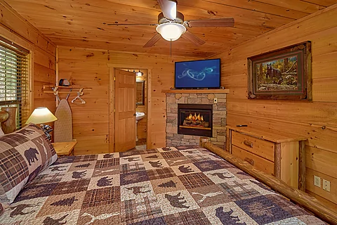 Cabin master bedroom with fireplace and jacuzzi - Mountain Bearadise