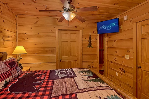 Cabin Master Bedroom with private bathroom - Mountain Bearadise