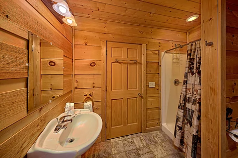 4 bedroom cabin with 4 private bathrooms - Mountain Bearadise
