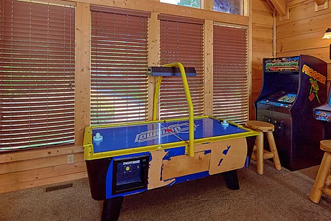 4 bedroom cabin with air hockey and pool table - Mountain Bearadise