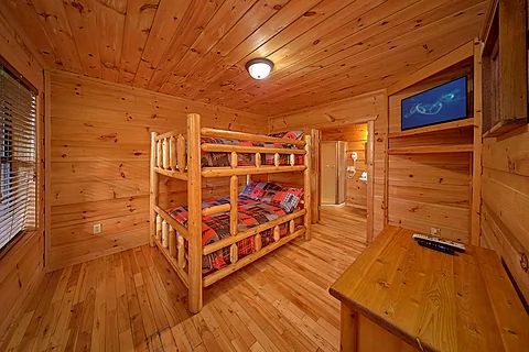 Full size bunk beds in Pigeon Forge cabin rental - Mountain Bearadise