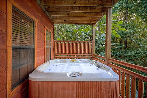 4 bedroom cabin with private hot tub on deck - Mountain Bearadise