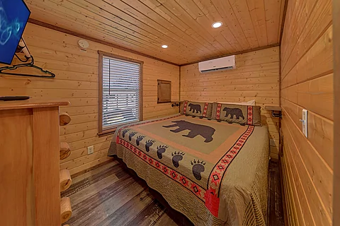 Private king bedroom in 1 bedroom tiny home - Mountain Getaway