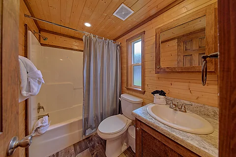 Private Full bathroom in 1 bedroom tiny home  - Mountain Getaway