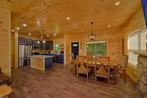 3 bedroom cabin with fireplace and full kitchen - Mountain Harmony