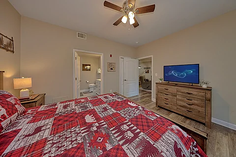 King Bedroom with TV and WiFi Sleeps 6 - Mountain View 2102