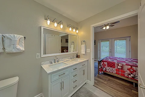 King Bedroom with Connecting Bathroom - Mountain View 2102