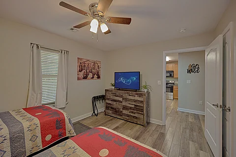Twin Bedroom with TV and WiFi Sleeps 6 - Mountain View 2102