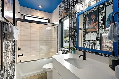 Luxury rental in Nashville with 3 Master Baths - Nashville Neon Nights